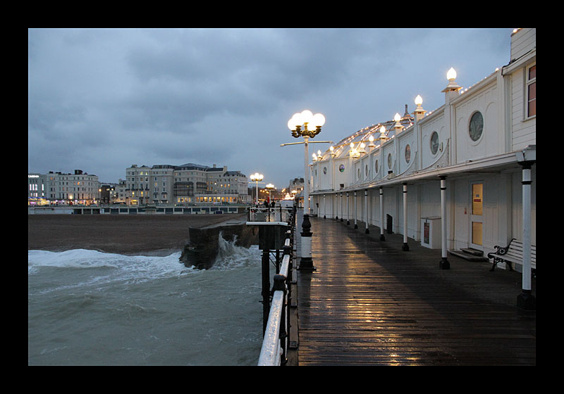 Pier bei Regen (Brighton, England - Canon EOS 7D)
