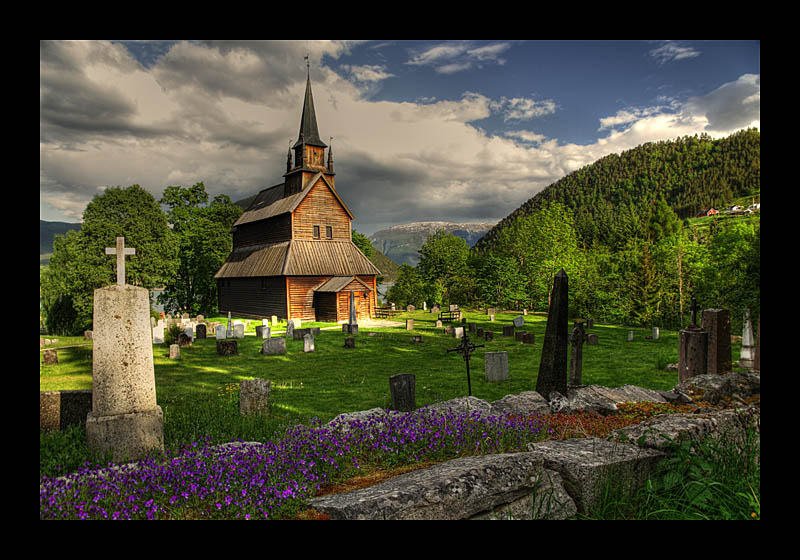 Düstere Friedhofsromantik um die Stabkirche von Kaupanger in HDR (Kaupanger, Norwegen - Canon EOS 7D)