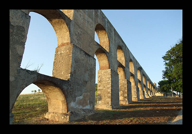 "Altes Aqädukt" oder auch "Stürzende Linien" (Elvas, Portugal - Fujifilm FinePix F200EXR)