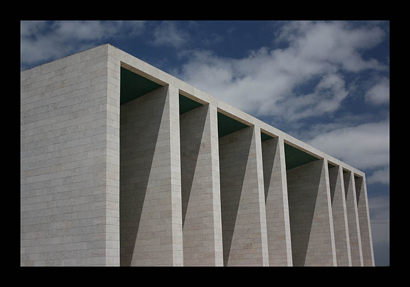 Moderne Säulenarchitektur (Parque das Nacoes, Lissabon, Portugal - Canon EOS 1000D)