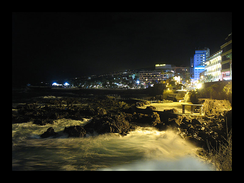 Nächtliche Brandung (Puerto de la Cruz - Canon PowerShot A 640)